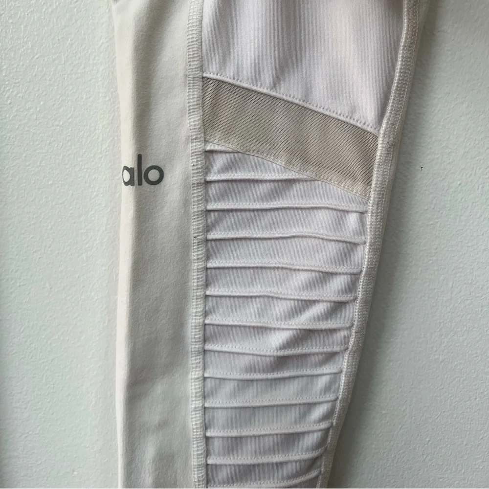 Alo High-Waist Moto Legging in White/White Glossy